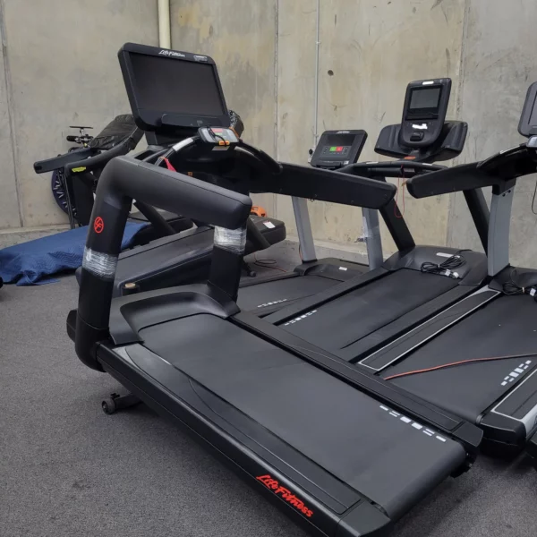 Life Fitness 95T Elevation Series Treadmill with Discover SE3 HD - Image 2
