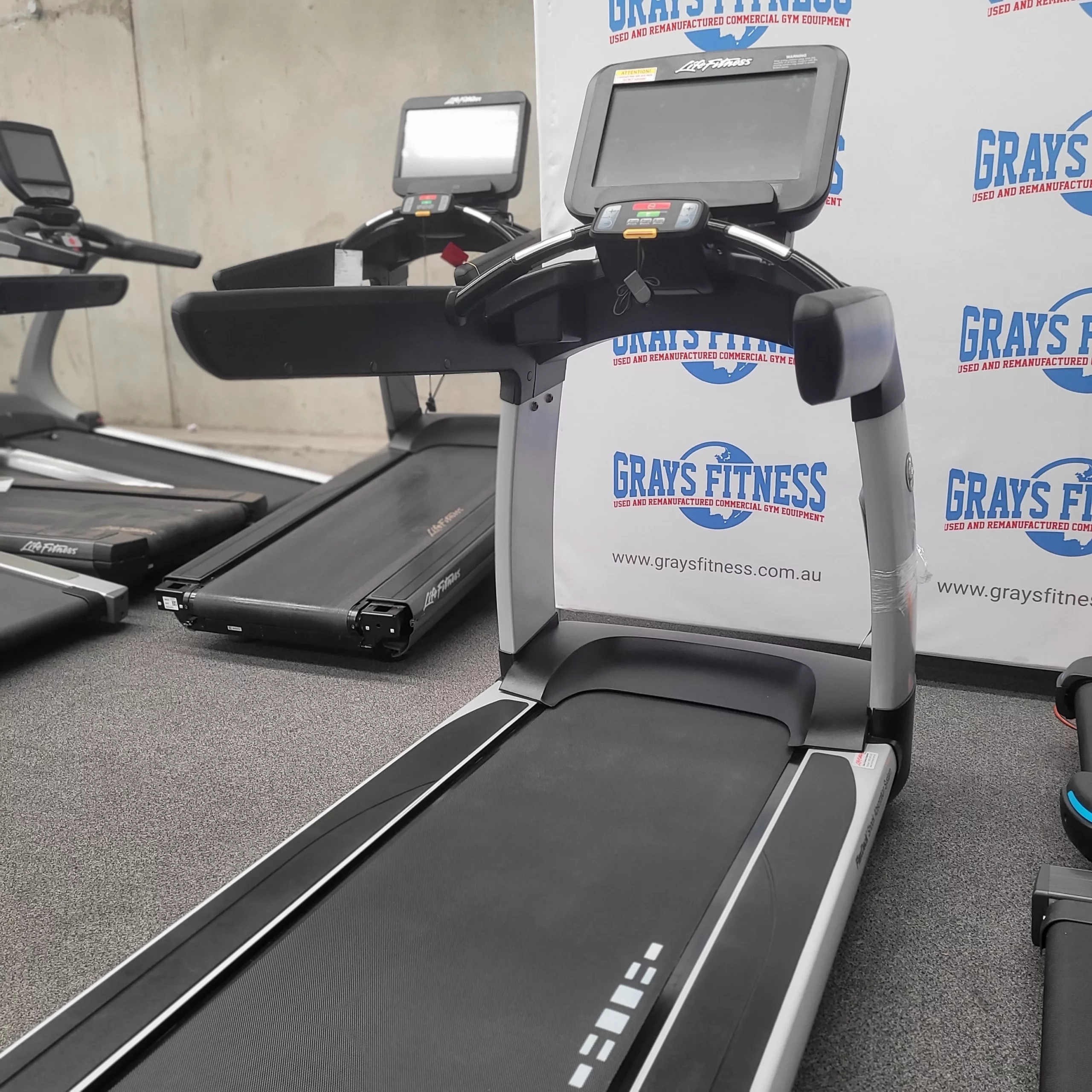 Life Fitness 95T Elevation Series Treadmill with Discover SE - Image 3