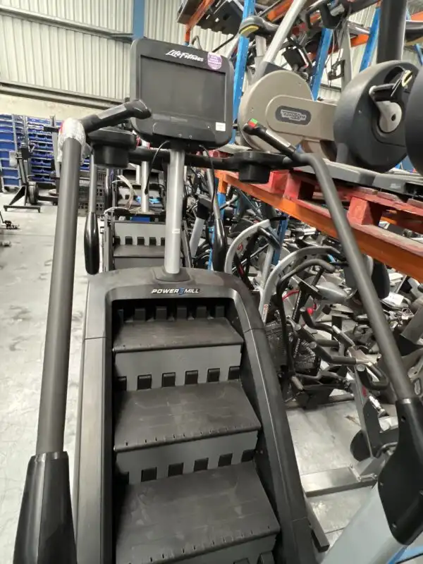 Life Fitness Discover SE Powermill Stepmill Climber - Image 2